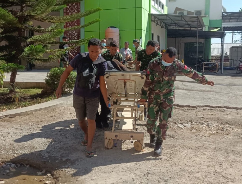 Gempa M 7,7 NTT: TNI Gerak Cepat Evakuasi Pasien RSUD TC Hillers Maumere